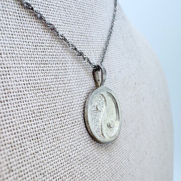 VTG Sterling Silver 925 Yin Yang Circle Pendant Necklace Size 18" Adjustable - Picture 4 of 14
